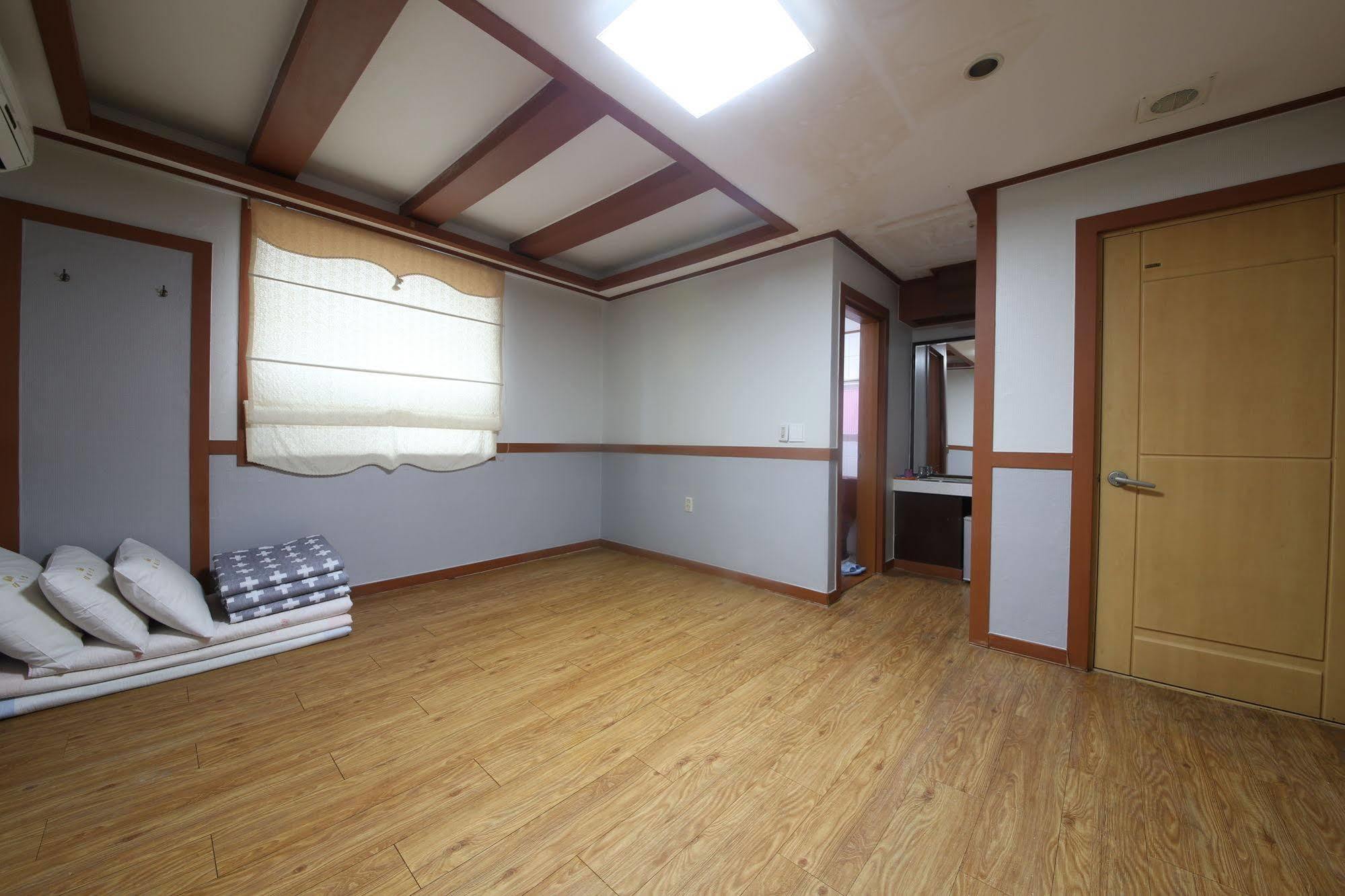 Theme Motel Mokpo Exterior photo